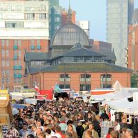 2801_6847 FischmarktbesucherInnen gehen dicht gedrängt über den Markt - historische Architektur. | Altonaer Fischmarkt und Fischauktionshalle